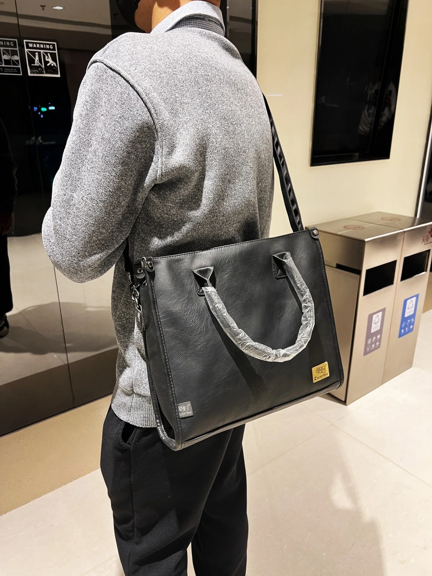 Large Capacity Business Men's Tote Bag Commuter Shoulder Crossbody Bag Casual Korean Style Computer Bag with Zipper Closure