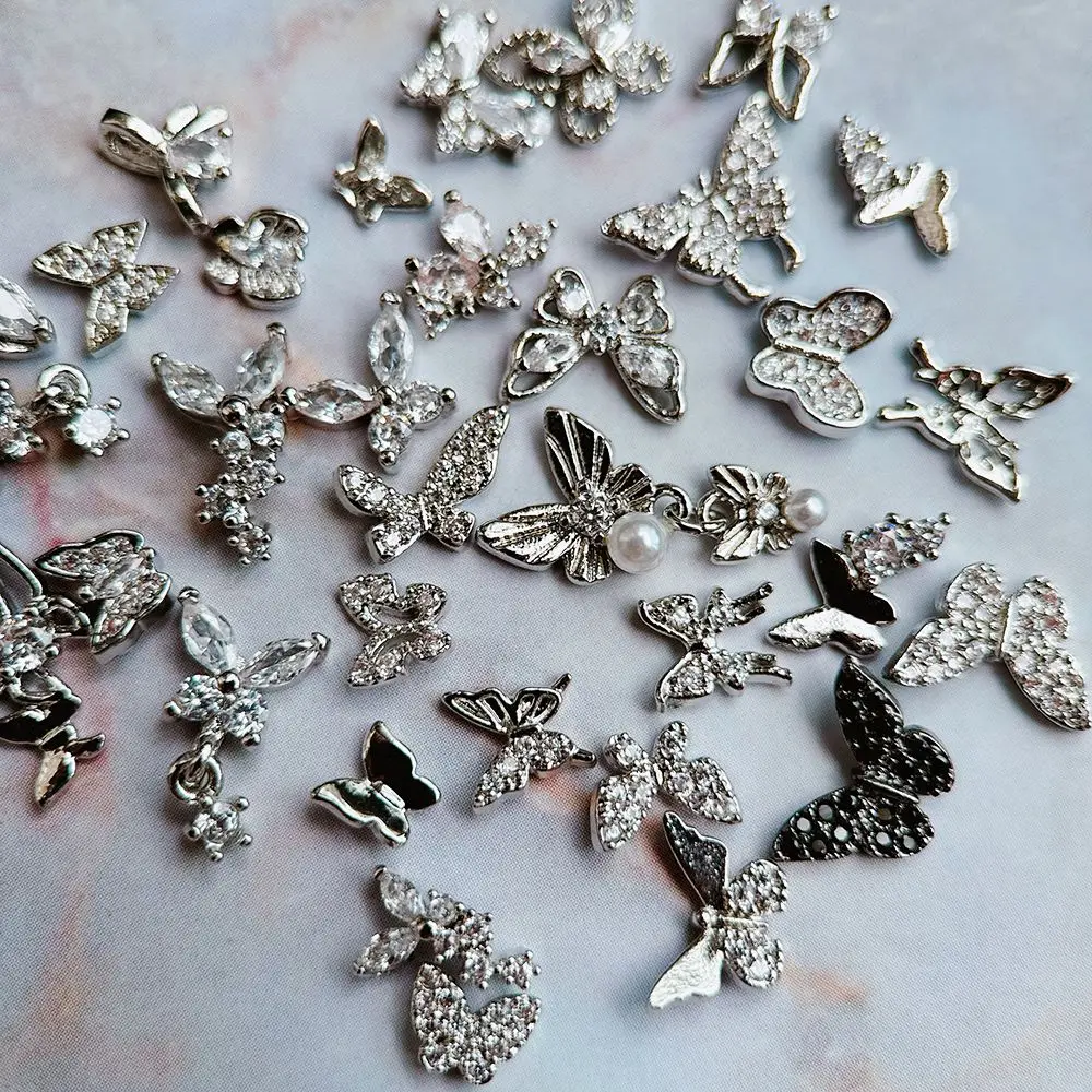 10 adet/grup sevimli küçük Mini kelebek zirkon kristaller Metal çivi takı süslemeleri Nail Art aksesuarları Charms parçaları malzemeleri