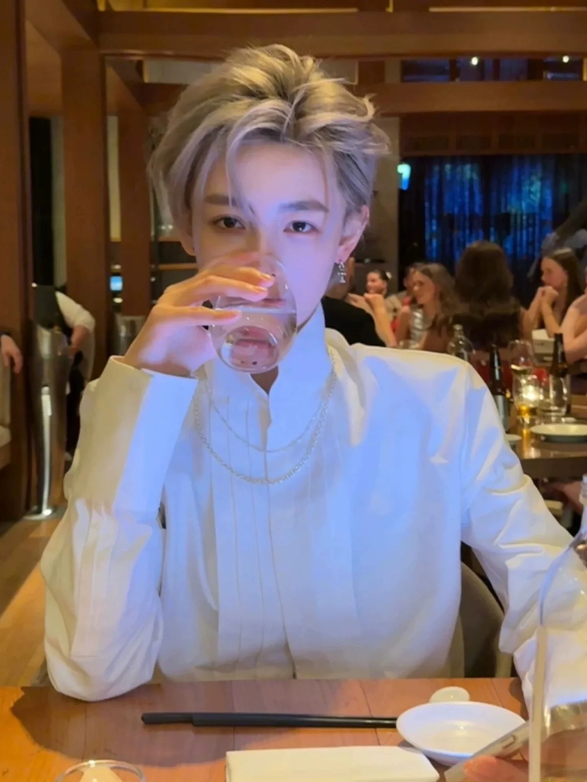 

Мужская летняя верхняя одежда Pure White Deconstructed: свободный крой, 3D-силоуэт, эффект высококачественного материала, стиль CleanFit, длинный рукав