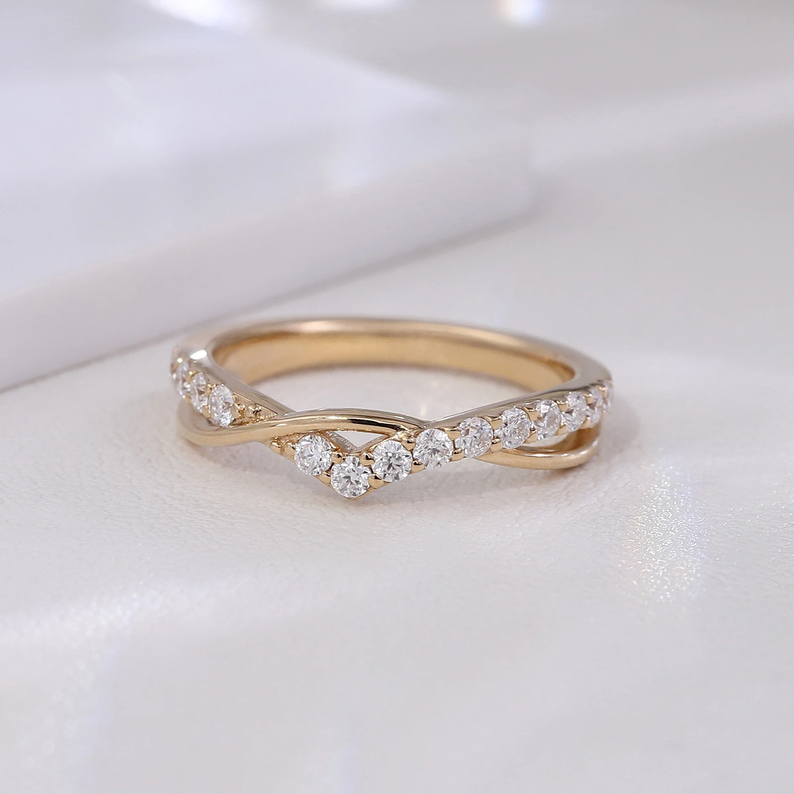 

Штабелируемое изогнутое обручальное кольцо из 10-каратного золота круглой бриллиантовой огранки DEF VVS Муассанит обручальное сверкающее ювелирное изделие для нее