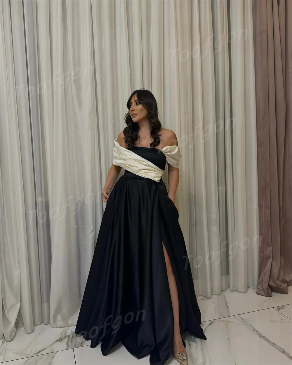 Toofgon قبالة الكتف فساتين الحفلات المسائية السوداء مخصصة الساتان ألف خط الجانب الشق فساتين لحضور الحفلات الموسيقية النساء فساتين الحفلات الرسمية