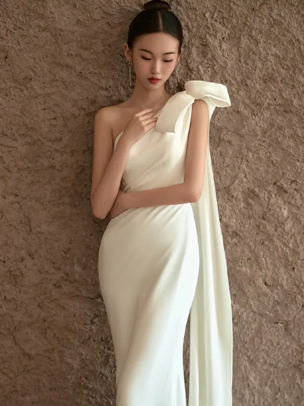 

Простое элегантное свадебное платье на одно плечо, белое, приталенное, со шлейфом, для свадебных фотосессий и церемоний на открытом воздухе