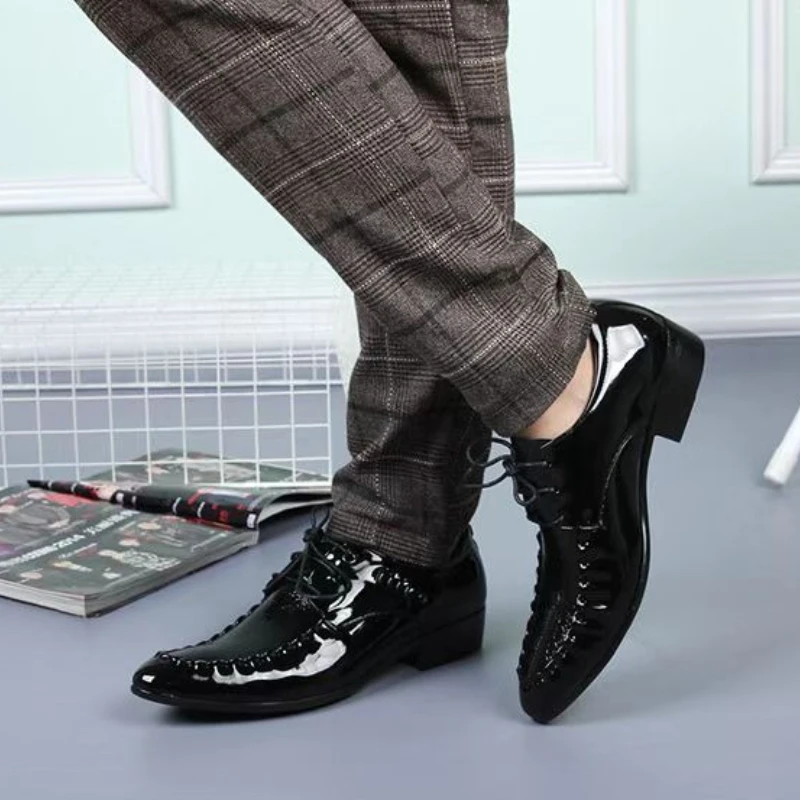 

Яркий верх, черный, на шнуровке, с острым носком, мужская официальная обувь, дешевая распродажа, стиль 2025 года, трендовая джентльменская элегантная мужская обувь 39