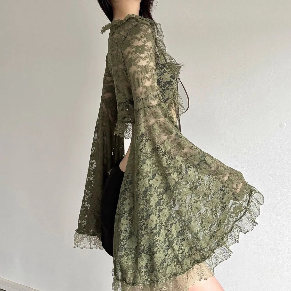 Modische Grüne Spitzen-Oberteile mit Bändern, Gothic Transparente Ausgestellte Ärmel, Crop-Mantel für Damen, Durchsichtige Patchwork-Club-Party-Glockenärmel-Blusen 2026 – Detail 6