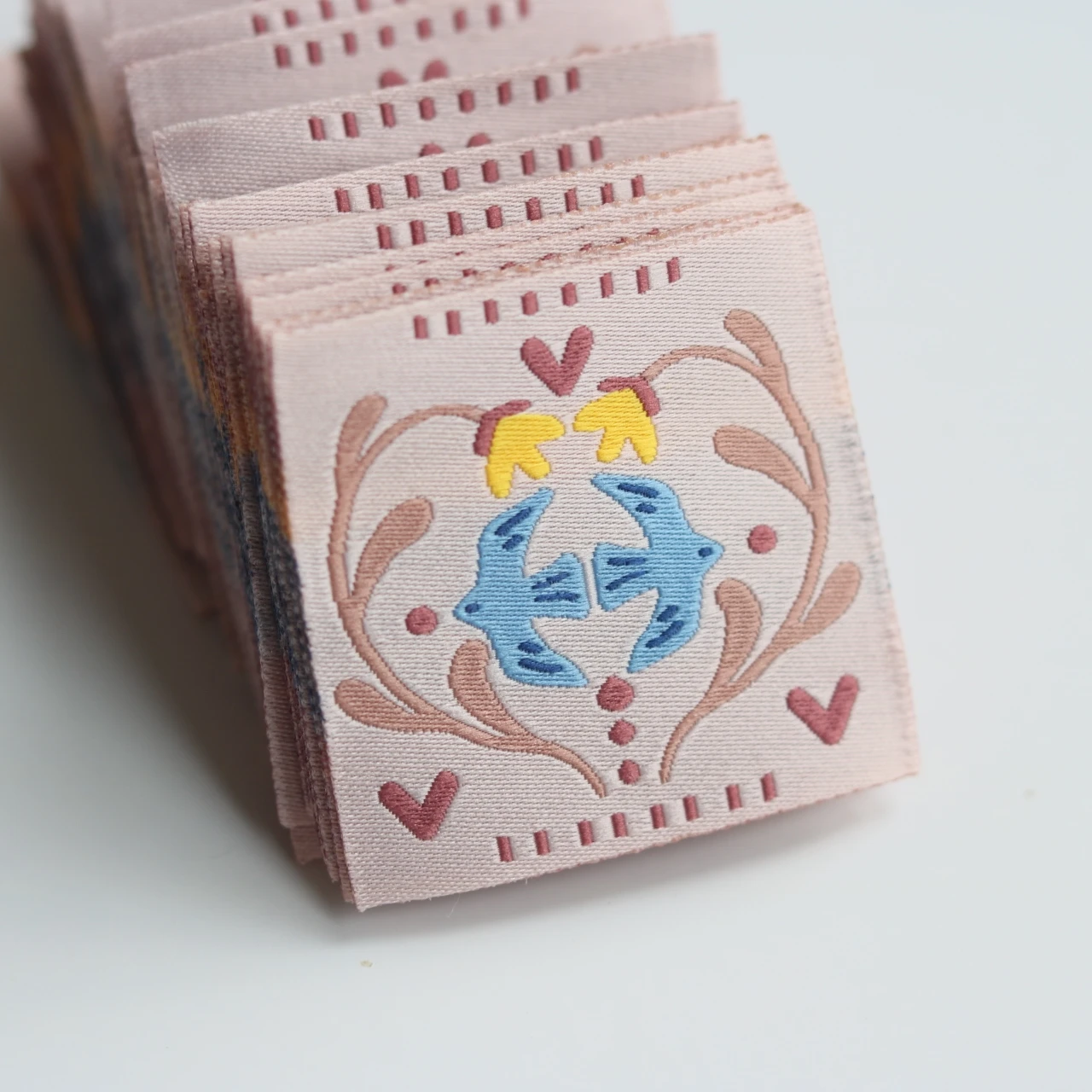 

Индивидуальные тканые этикетки и нашивки для одежды - дизайн с летящей птицей и природой, этикетки на воротник, боковые этикетки, складные этикетки для одежды и текстиля.