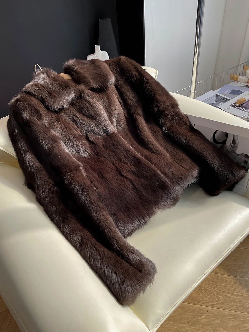 Abrigo de piel de conejo de cuero entero color café, cuello alto corto para mujer, ropa de invierno estilo antiguo Qian 2025