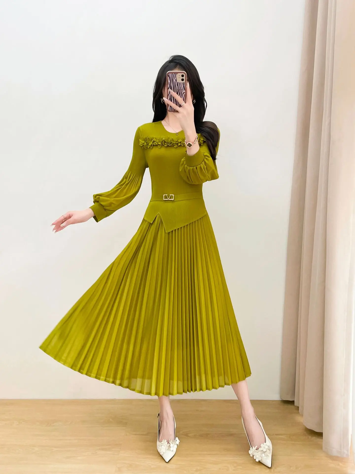 ชุดเดรสสีพื้นจีบพลีทลายดอกไม้สามมิติหนักแน่น คอลเลคชั่นฤดูหนาว 2025 ของมิยาเกะ กระโปรงทรงเอเข้ารูปช่วงเอว ดีไซน์เรียบหรู