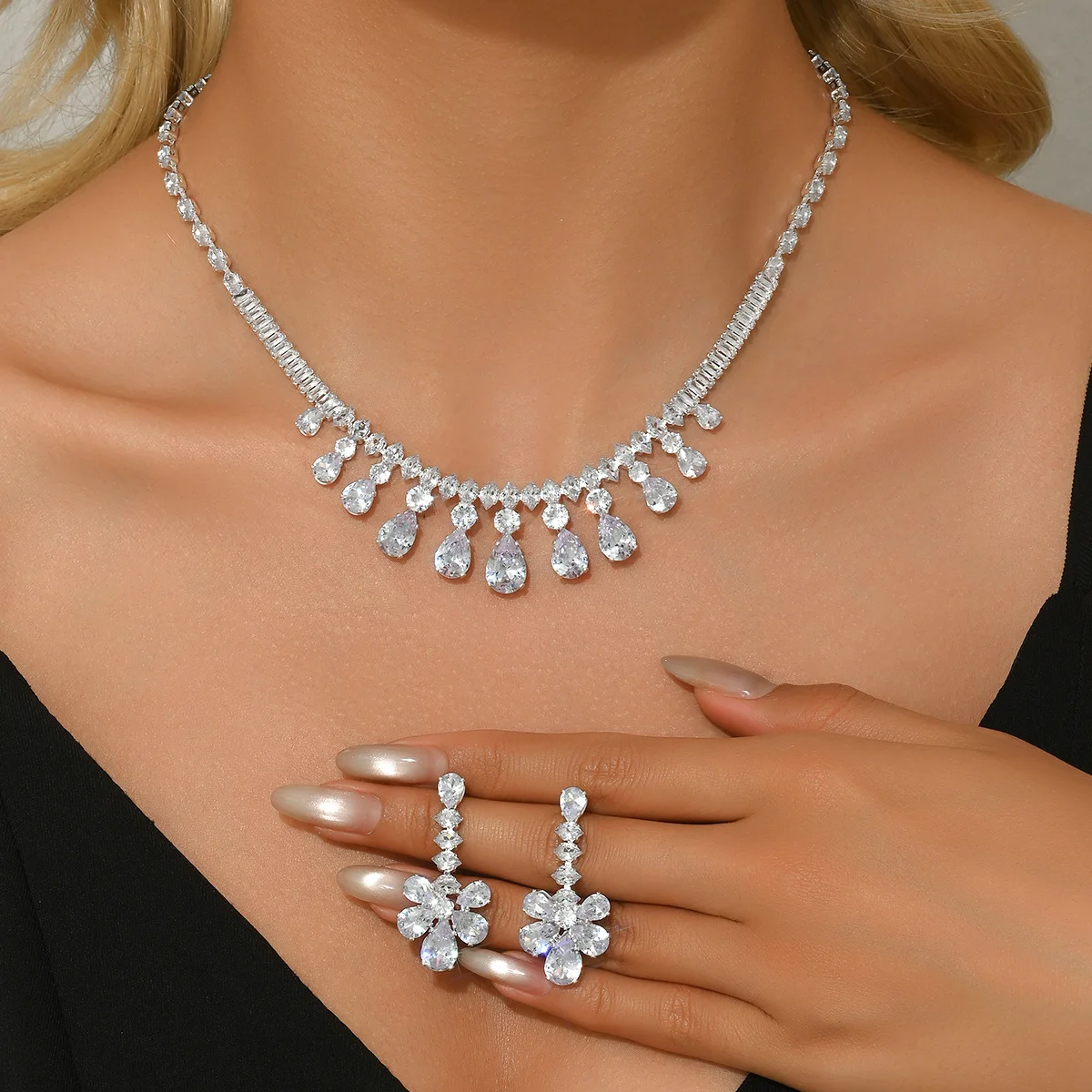 

Fashion dazzling diamond-studded white stone necklace and pendant jewelry set, retro French light luxury accessory set