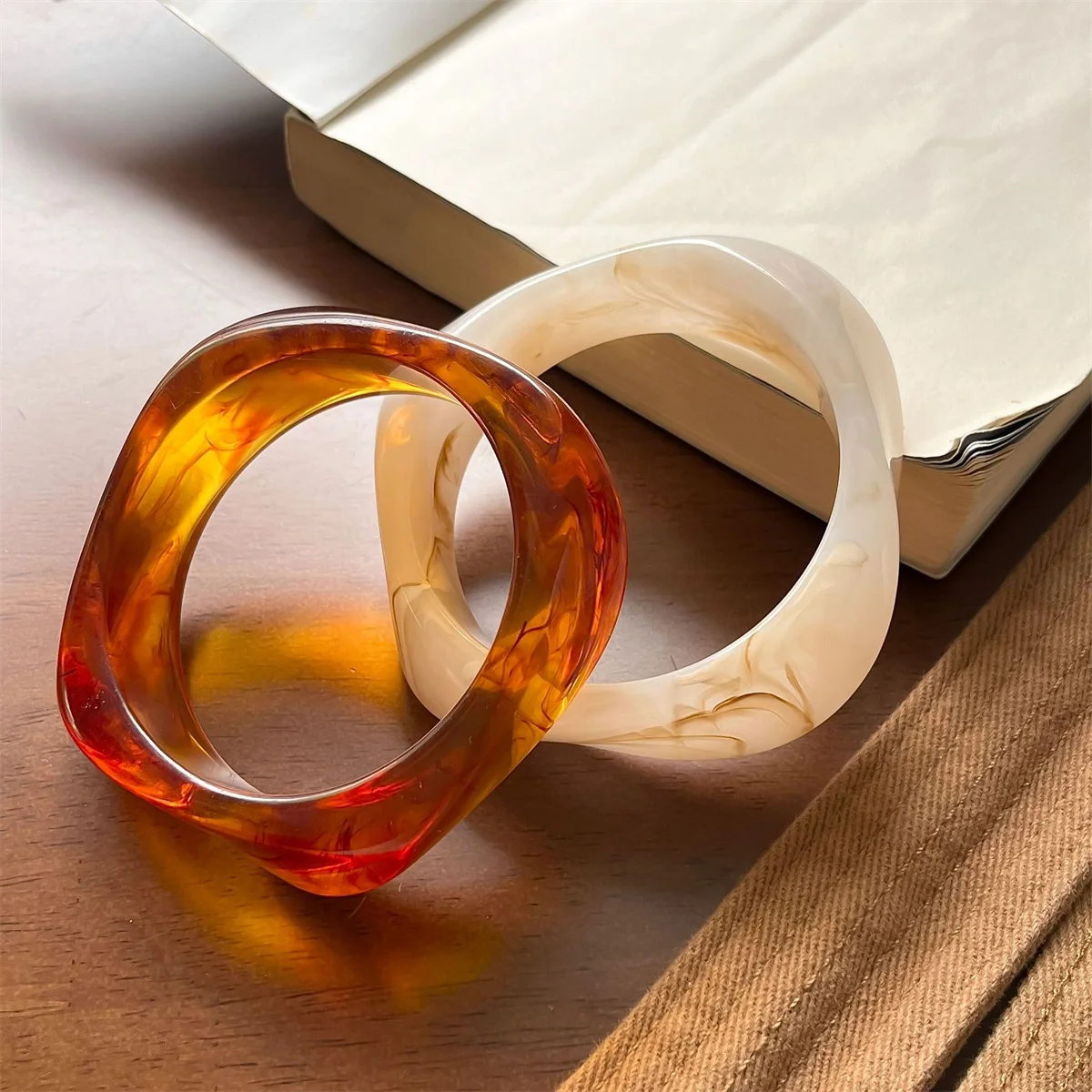 Exaggerated Polygonal Translucent Crude Thick Bangles for Women Retro Design Acrylic Charm Bracelet Ladies Fashion Jewelry Gifts