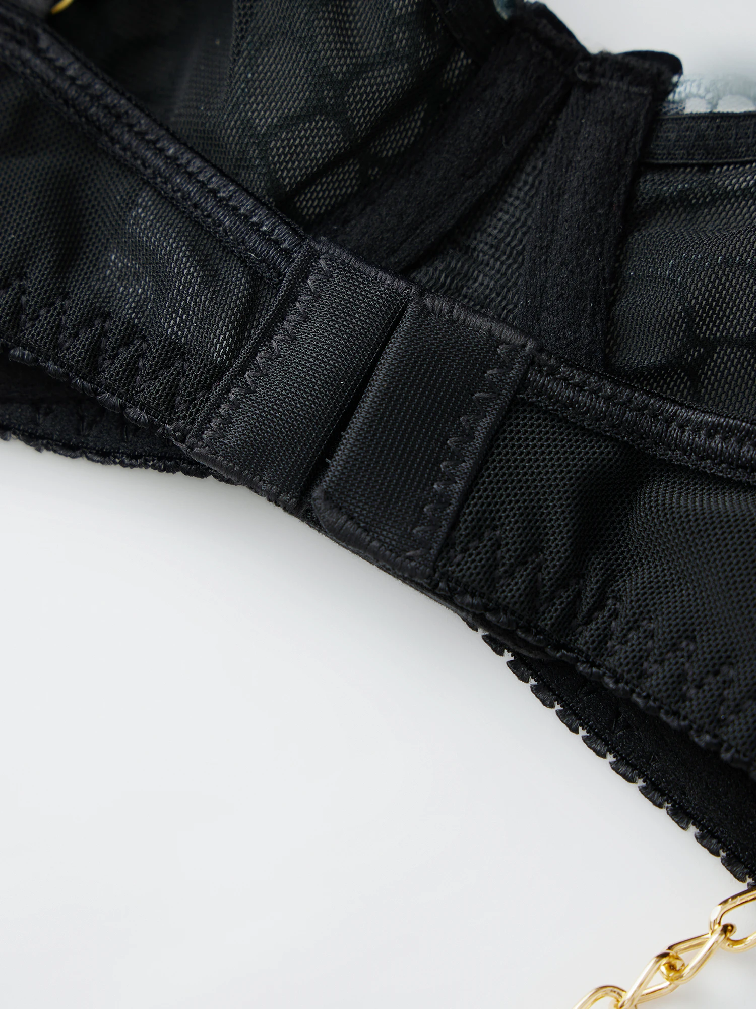 Conjunto de lencería sexy de encaje con liguero y medias altas hasta el muslo para un juego de rol seductor en el dormitorio y una noche de cita