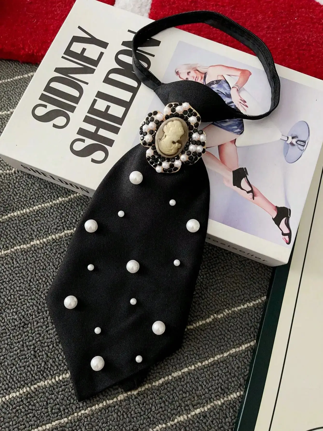 Original Niche Design: 1 Stück Beauty-Portrait-Krawatte mit künstlichen Perlen, abnehmbar und verstellbar, passend zu Hemden, ideal für Partys, Ausflüge und Urlaubsoutfits – Detail 3