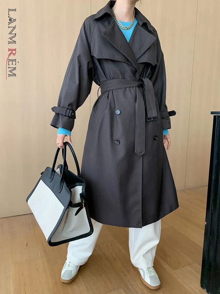 

[LANMREM] Office Lady Long Trench For Women Lapel Double Breasted Belt Gathered Waist Windbreaker 2024 Autumn New 26D9890