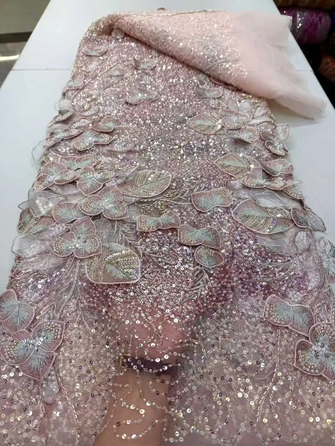 Tessuto di pizzo da sposo con ricamo in rilievo a rete francese di moda con paillettes Tessuto africano nigeriano per abito da sposa cucito da donna