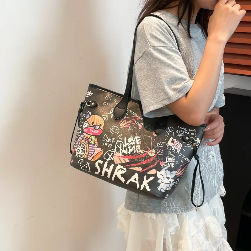 حقيبة يد Bear Doodle للنساء - طباعة جرافيتي، سعة كبيرة، حقيبة كتف متعددة الاستخدامات