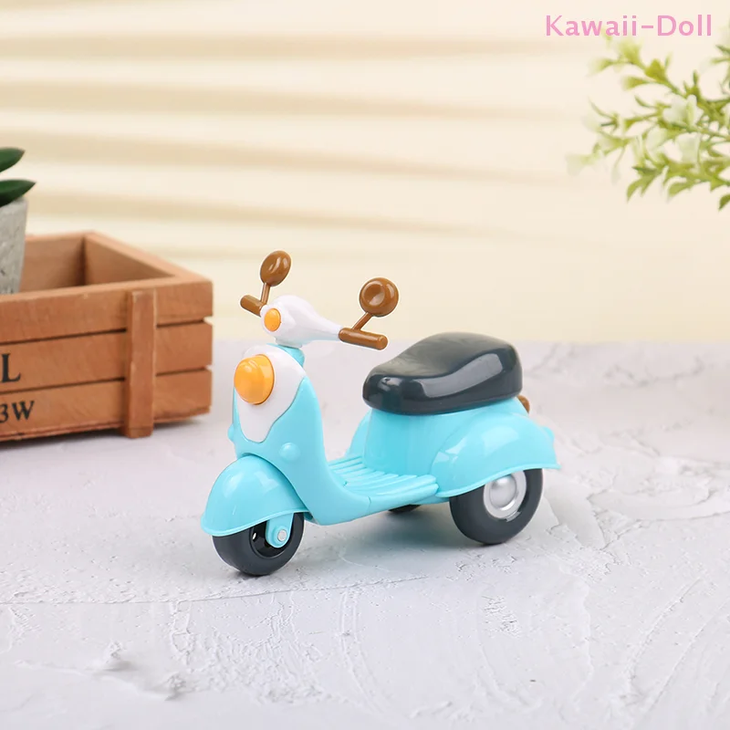 1 Stück Miniatur-Cartoon-Motorrad aus Kunststoff, Kinderwagen-Möbelmodell, 1:12, Puppenhaus-Dekoration