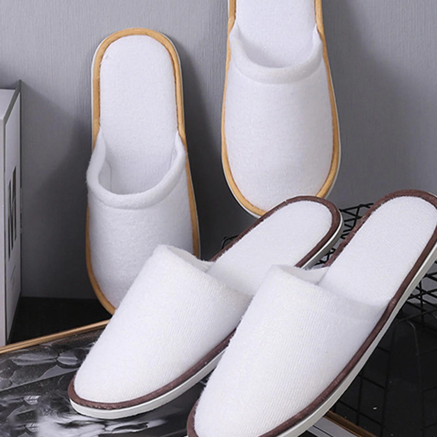 1 Pair Disposable High Quality Closed Toe Non-slip Hotel Slippers White Disposable Hotel Bathroom Slippers Unisex Spa Slippers