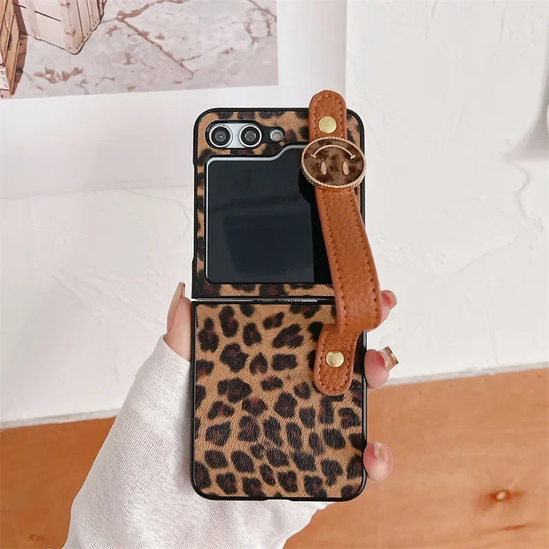 

Leopard Smiling Wristband Phone Case for Samsung Galaxy Z Flip 6 5 4 3 Protective Back Cover for ZFlip4 ZFlip5 ZFlip6 Case Shell