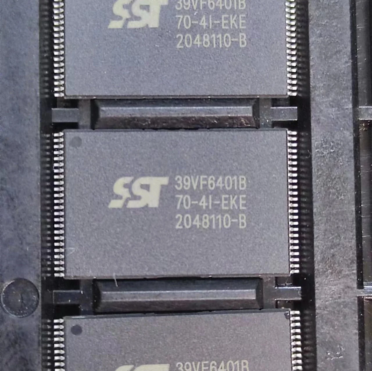 1~10pcs/lot SST39VF6401B-70-4I-EKE -4C-EKE 39VF6401B-70-4I-EKE TSOP-48 100% Brand New Original.
