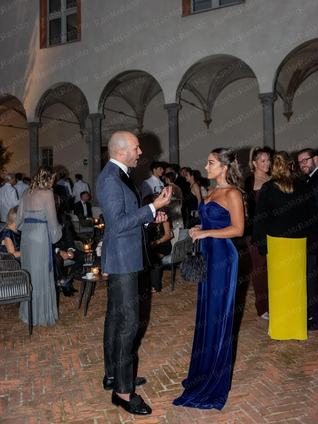 Sukienki wieczorowe Ranmo Customized 2026, proste, aksamitne, w stylu syreny, z dekoltem w serduszko, krzyżowane, bez rękawów, na koktajl, studniówkę.