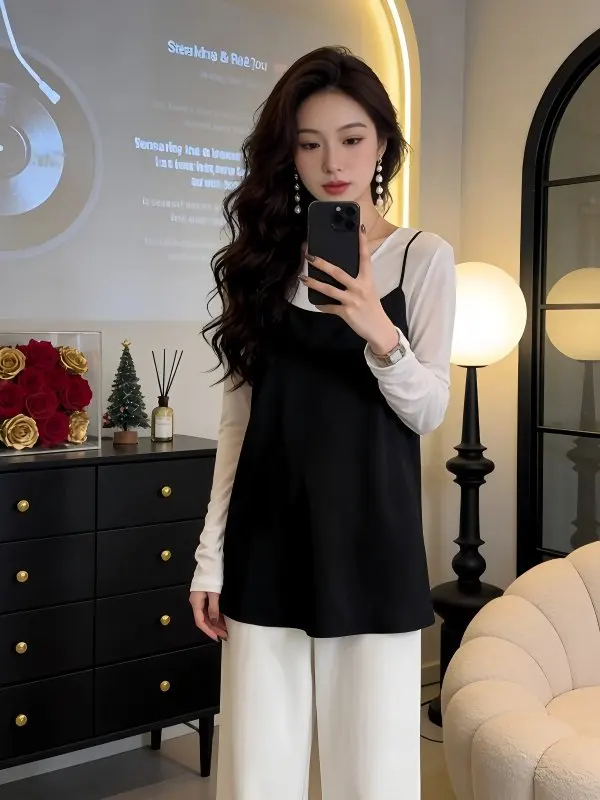 

Корейский стиль: комплект из двух предметов – черный жилет на бретелях и футболка с длинным рукавом. Очень красивый повседневный комплект для женщин на раннюю весну.