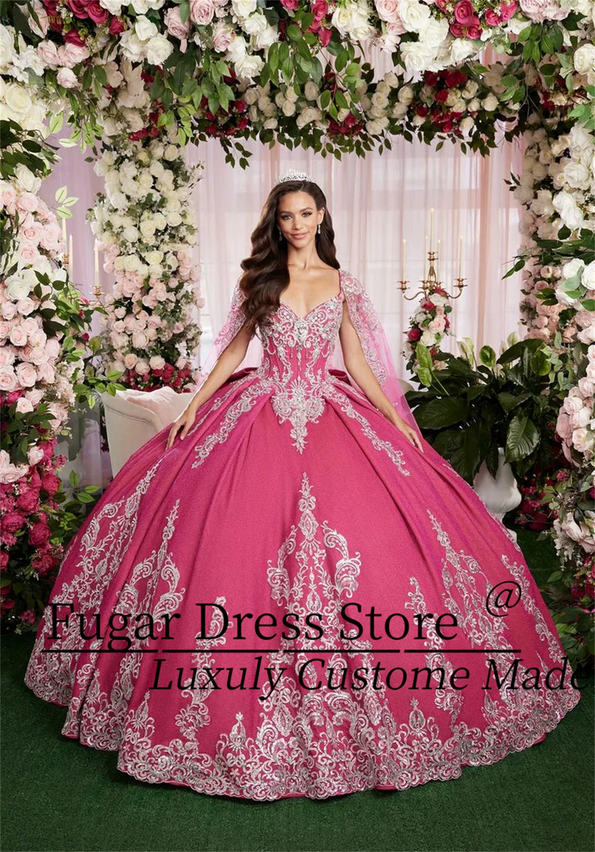 Elegante marineblaue Quinceanera-Kleider mit V-Ausschnitt. Luxuriöse Kristall- und Paillettenstickerei. Abnehmbare Schleife und Umhang