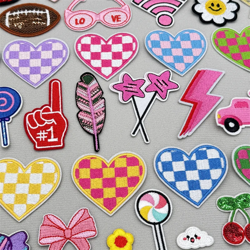 Parche bordado corazón lazo rosa – Dibujos animados para planchar