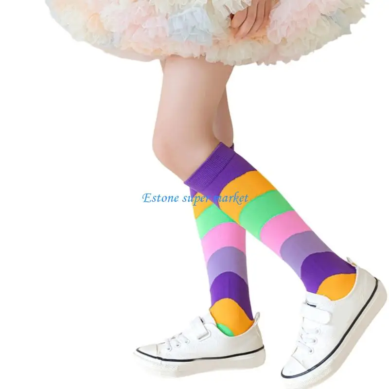 090B زوج من جوارب الأطفال طوال الموسم، جوارب طويلة بنمط مخطط بألوان قوس قزح، مريحة من النايلون المرن للمغامرات اليومية