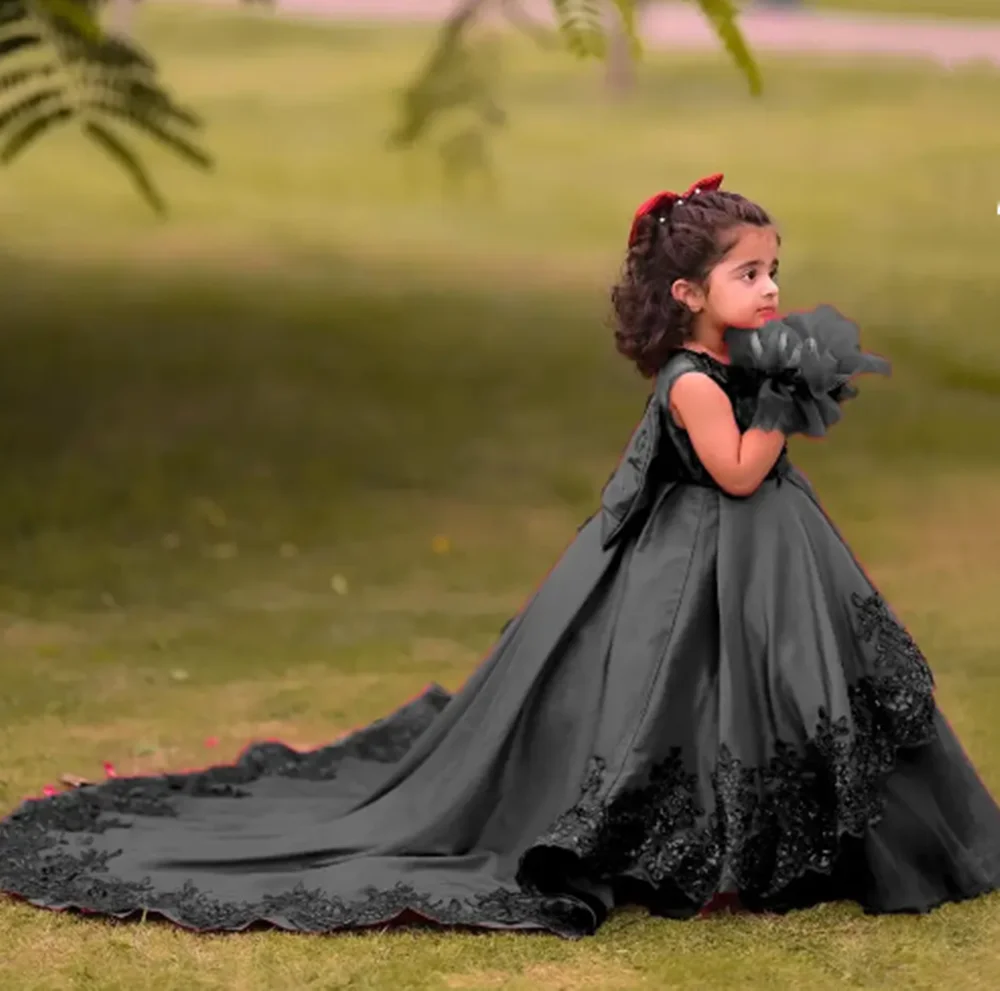 Classic O Neck Appliques Sleeveless Pleat Formal Communion Girl Dress Floor Length Vintage Long Sweep Train Flower Girl Gown