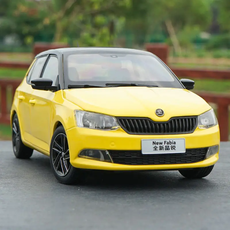 1:18 SKODA Fabia Alloy Car Model Diecast Metal Vehicles Car Model Miniature Scale Simulation Collection Kids Toy Gift Decoration