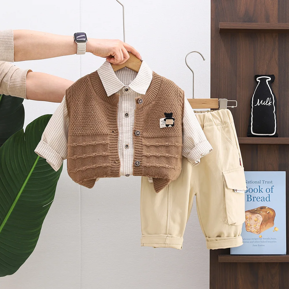 completo-unisex-per-neonati-e-bambini-comodo-abbigliamento-primaverile-gilet-lavorato-a-maglia-con-cartoni-animati-camicia-a-righe-pantaloni-cargo-set-3-pezzi-per-bambini