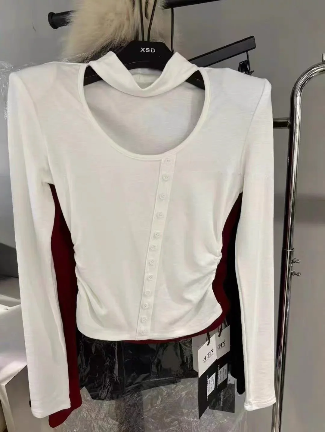 تي شيرت نسائي ربيعي 2026 بقصة ضيقة وأكمام طويلة، تصميم كوري أنيق بأزرار معلقة وتصميم مجوف...