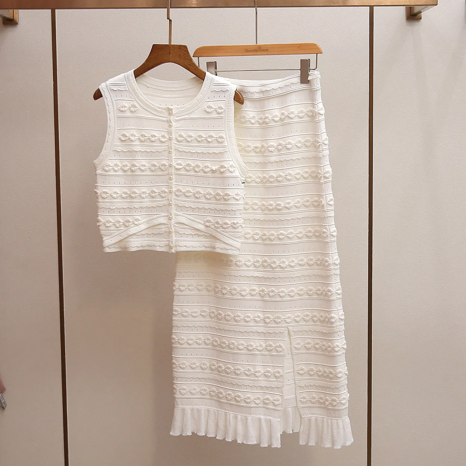 

Spring Summer 2026 New Elegant 2-piece Set Three-dimensional Embroidered Knitted Vest, Slim-fitting Small Split A-shaped Skirt