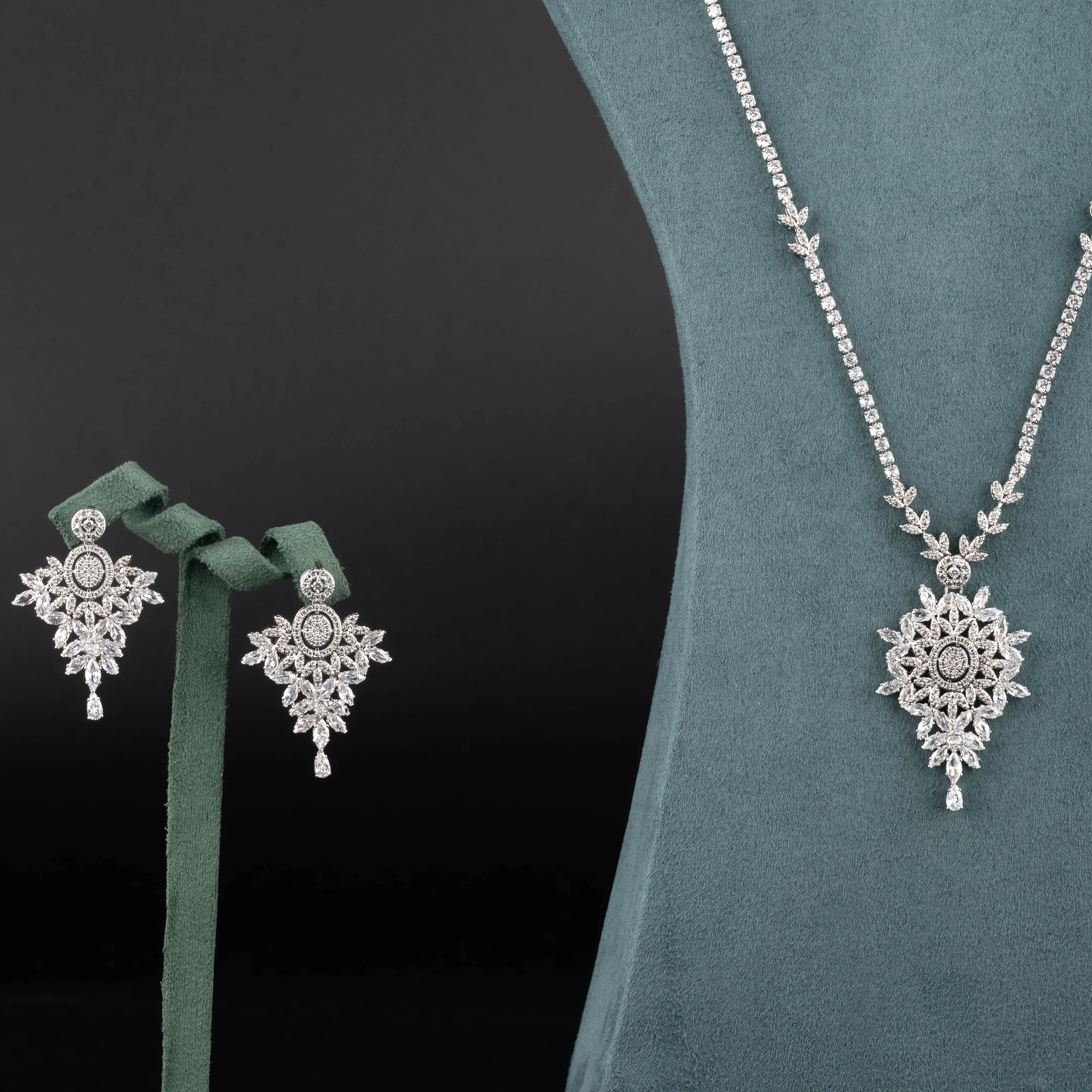 1 Set of Elegant Cubic Zirconia Snowflake Design Jewelry Set Suitable for Women's Daily Wear and Parties. Includes a Pair of Earrings and a Necklace. Gift Box Not Included