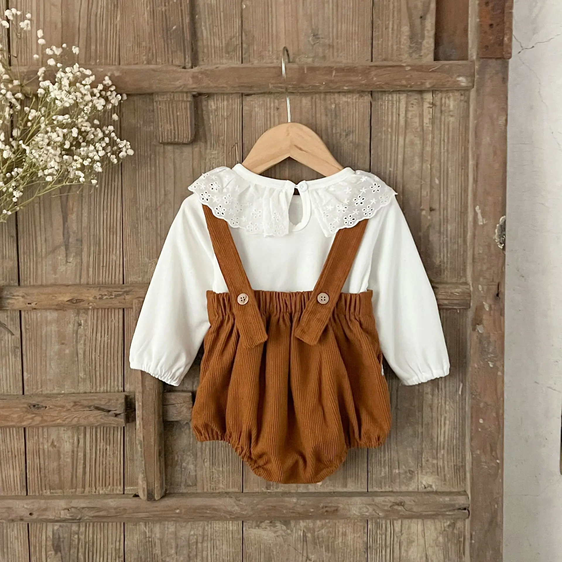 Korean version of girl baby spring and autumn lace bottoming shirt embroidered corduroy strap Romper two-piece set