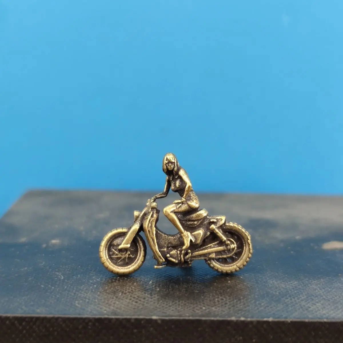 ​ ​ Muñeca scooter vintage de latón de 2,4 cm - Miniatura Lady Rider para manualidades y colección de bricolaje, decoración de estante de escritorio Micro Craft