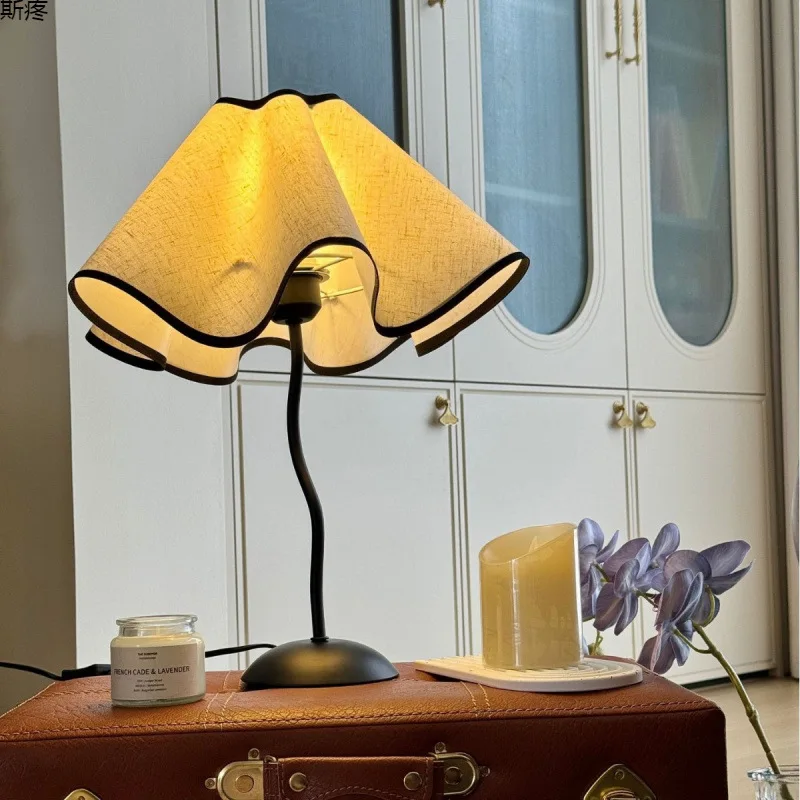

Table lamp, bedside lamp, creative light luxury, high-end petals, bedroom ins girly atmosphere, wabi-sandy wind decoration