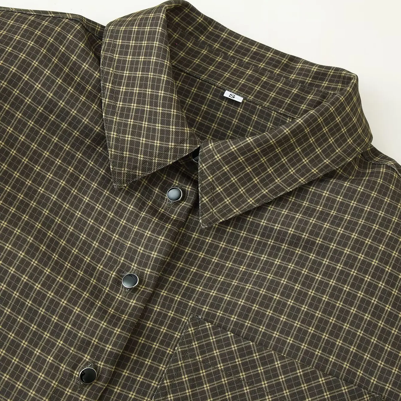 Modna kraciasta kurtka damska jesienna nowa z poduszkami na ramionach, długi rękaw, kołnierzyk wykładany, poliester, casualowa kurtka.