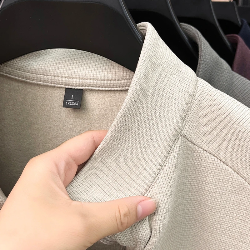 Herbst Neuer Komfortabler Samt-Pullover mit Reißverschluss und Halbhohem Kragen, Modischer Schriftzug, Exquisite Stickerei, Warmes Herren-Strick-T-Shirt – Detail 3