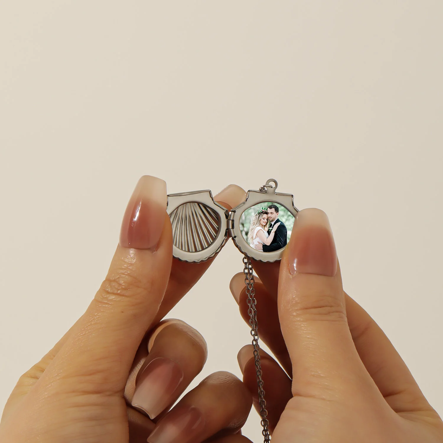 

Золотая ракушка, фото медальон, ожерелье, тонкая цепочка, индивидуальное изображение внутри океана, индивидуальный подарок на память для женщин, лето