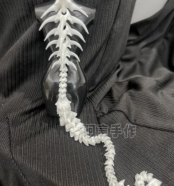 Naszyjnik z kolczastym szpikulcem w stylu neo-gotyckim to dodatek jubilerski dla mężczyzn i kobiet na Boże Narodzenie i Nowy Rok w prezencie kwiatowym