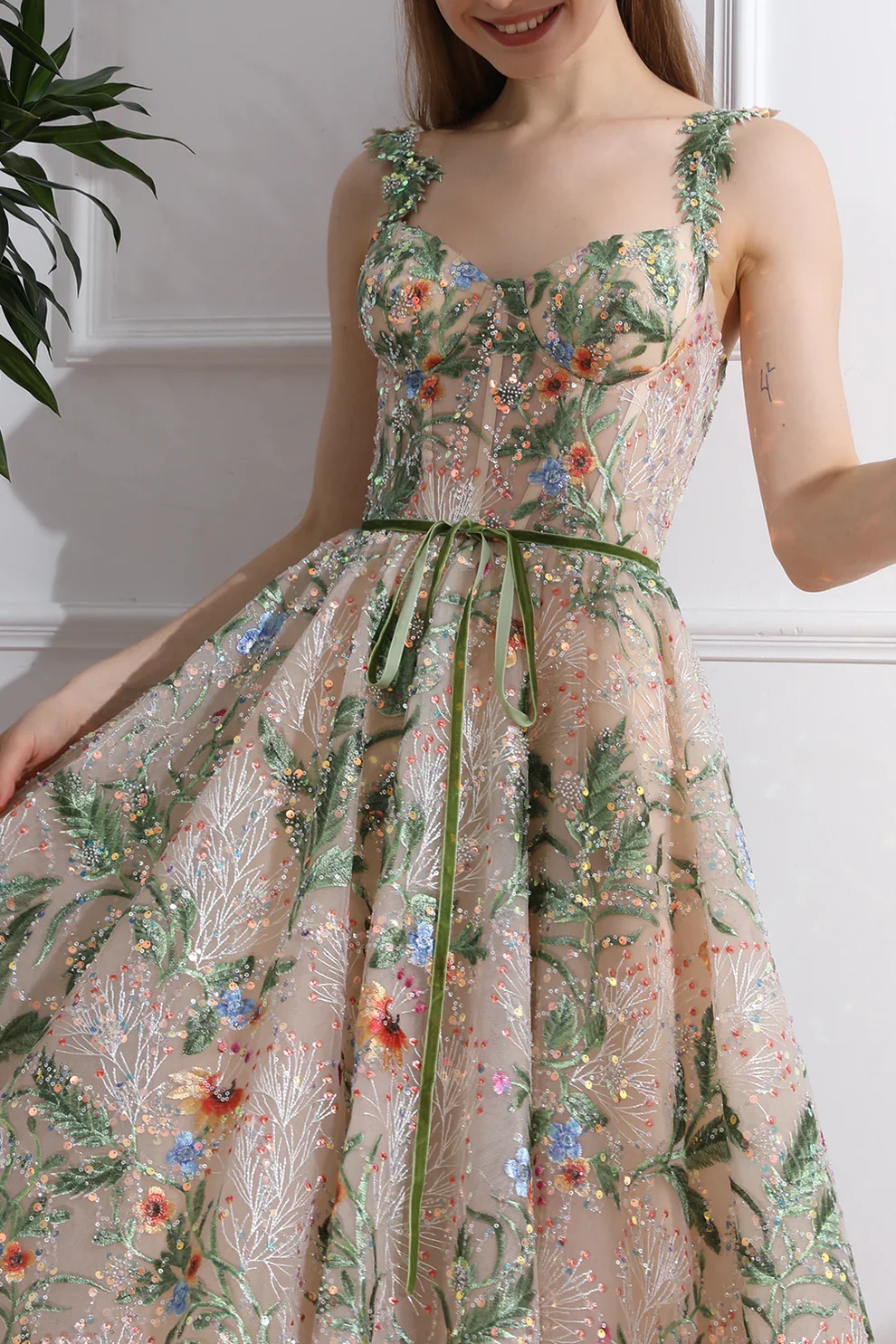 Lakshmigown Glitzerndes V-Ausschnitt-Hochzeitskleid mit Blumenstickerei und Spitze, Transparente Graue Pailletten-Spitze, Maßanfertigung – Detail 5
