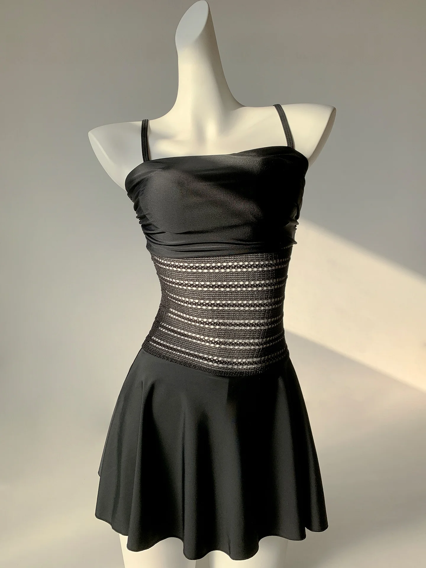 

Женский слитный купальник Bla Lace Thermal Spring: сексуальный, с вырезами, комфортный, из полиэстера и спандекса, для коррекции фигуры