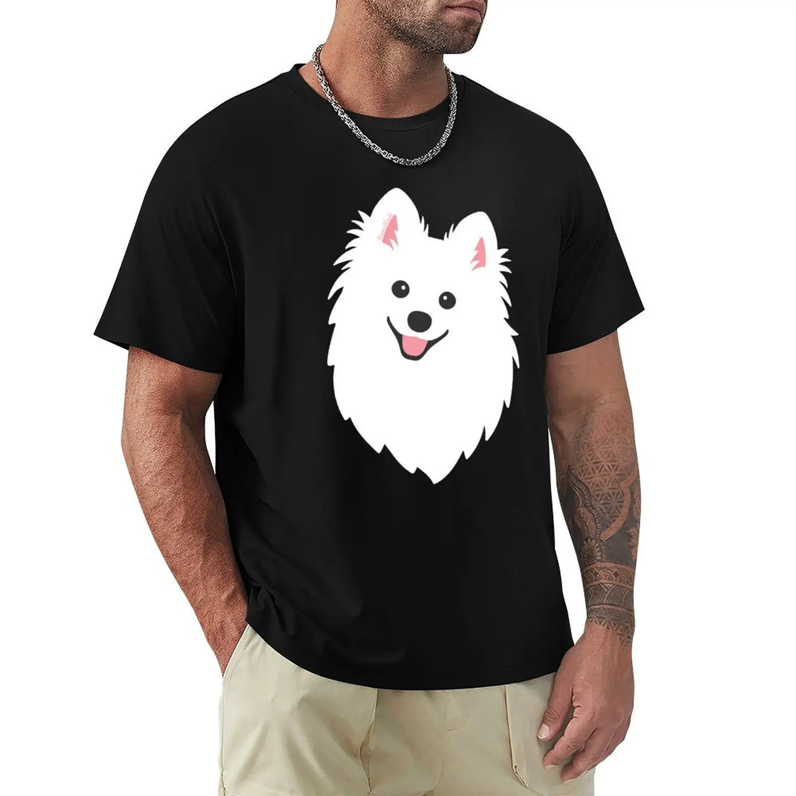 Cachorro de Spitz Blanco Curioso - Camiseta Negra Carbón para Vacaciones de Verano