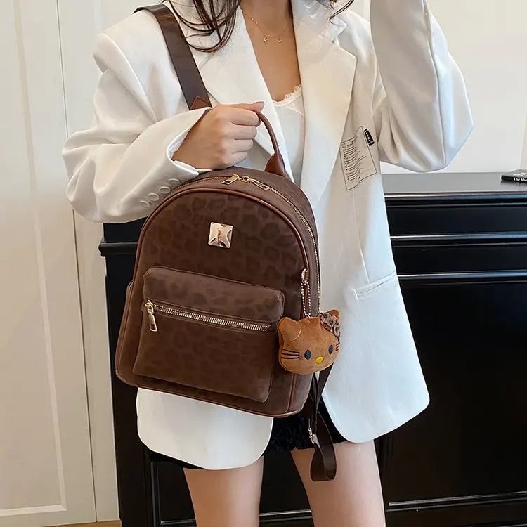 

Дизайнерский рюкзак из искусственной кожи ​ ​ Осень-зима 2025 года, новая большая вместительная дорожная сумка для женщин, милый модный рюкзак с очарованием Feline