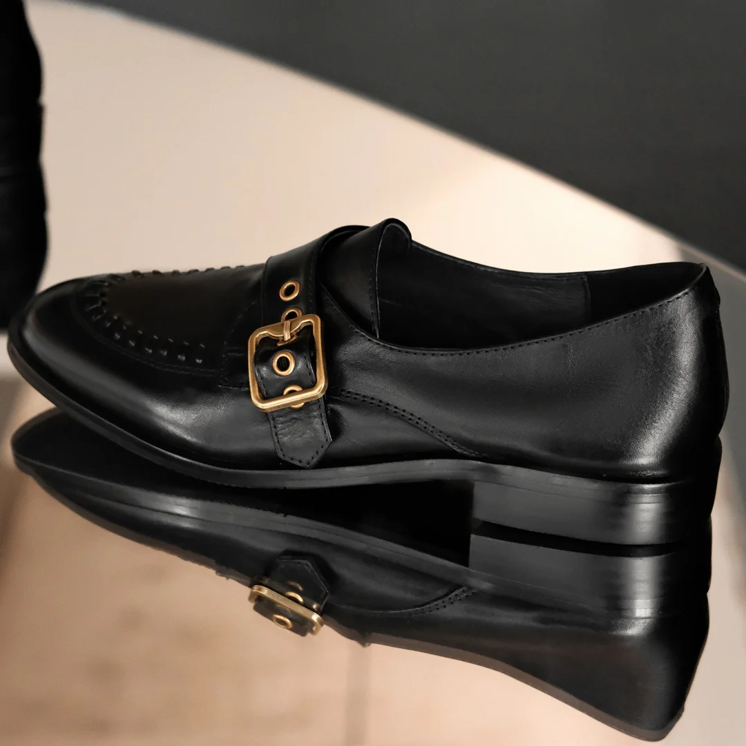 حذاء بدون كعب نسائي من Danxuefei مصنوع من جلد البقر بمقدمة مستديرة وإبزيم معدني سهل الارتداء حذاء بدون كعب عالي الجودة ناعم ومريح