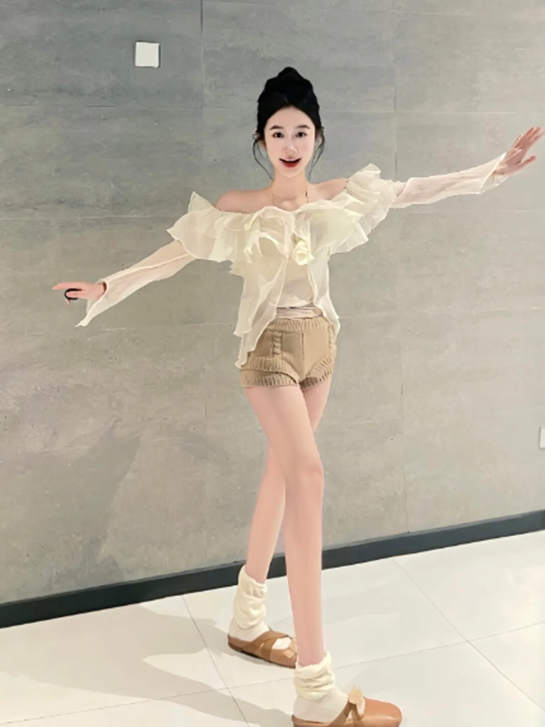 

Уникальный дизайн рубашки с открытыми плечами, приталенный крой, красивый весенний модный образ, нежный стиль, повседневный элегантный женский топ с длинными рукавами