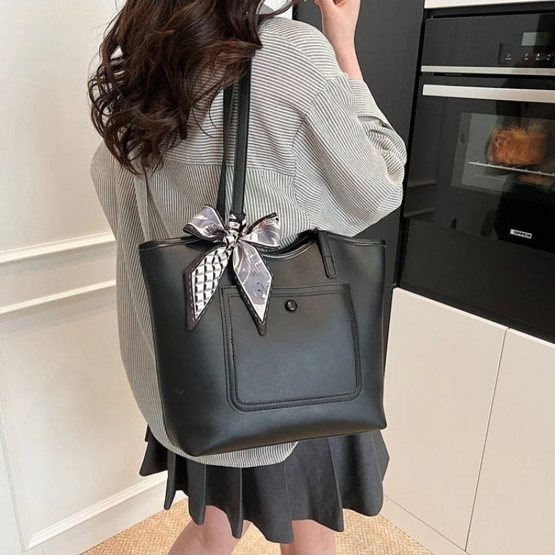 

Fashionable Women's Handbag Crafted From Premium Leather Boasting Paris Inspired And Casual Daily Look ​