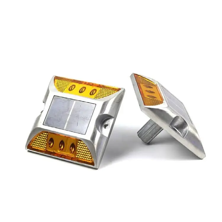 Solar powered double-sided cast aluminum road studs with handles, reflective road studs with feet, protruding road signs, road