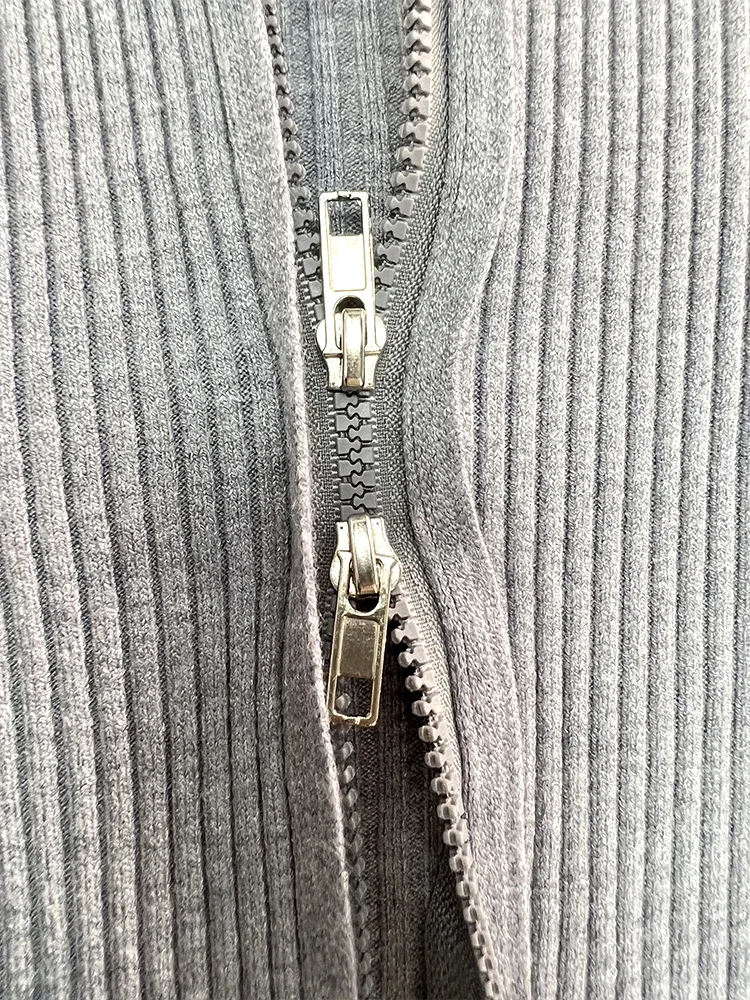 เสื้อคลุมคาร์ดิแกนไหมพรมคอโปโลแบบใหม่สำหรับฤดูใบไม้ร่วงต้น  เสื้อสเวตเตอร์ทรงเข้ารูปสำหรับผู้หญิง  ดีไซน์ทันสมัย  ซิปคู่  แขนสั้น