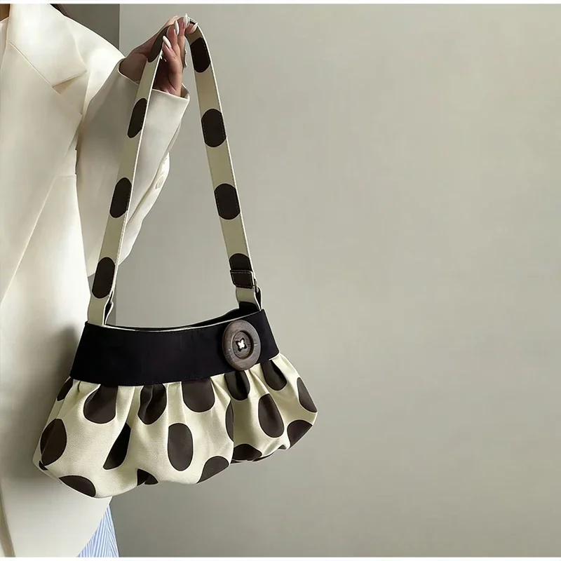 Koreanische Umhängetasche mit Polka Dots, große Tragetasche mit plissiertem Design und Holzknopf-Dekor, niedliche lässige Handtasche für Mädchen – Detail 16
